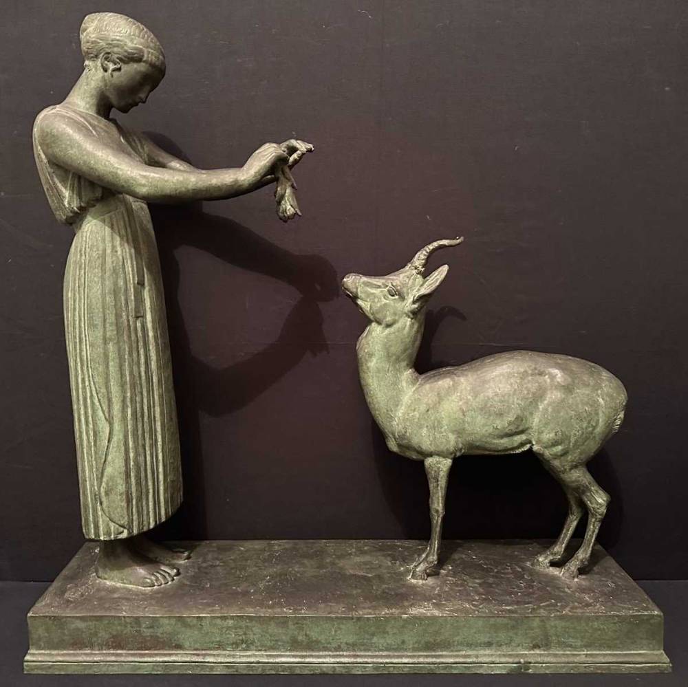 Bronze Art Déco jeune fille vêtue et gazelle ou fontaine de Bagatelle par Henri Rochard 63x62 cm