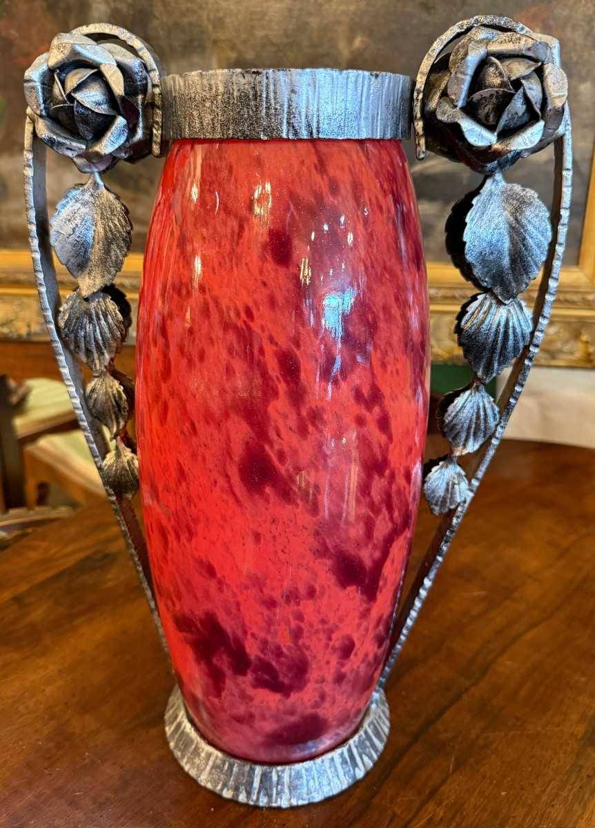 Grand vase Art Déco verre avec  monture fer forgé par André Delatte à Nancy 1925 .