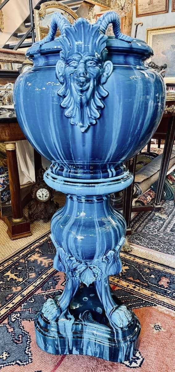 Jérôme Massier colonne cache-pot céramique bleue têtes de satyres et pattes de lion 100 cm.